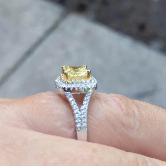 Engagement ring - Picture 4 of 4